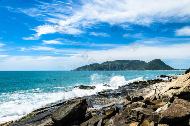 海岸充满了岩石和海浪撞击岩石