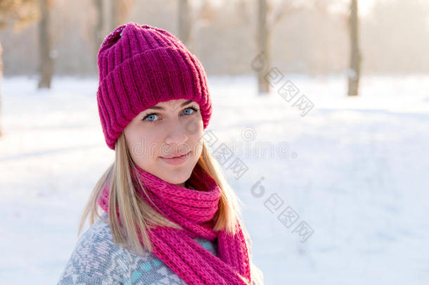 戴粉<strong>红色</strong>帽子的年轻女孩的特写<strong>冬季</strong>肖像