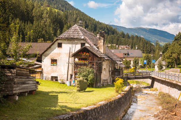 阿尔卑斯山高山建筑木屋小屋