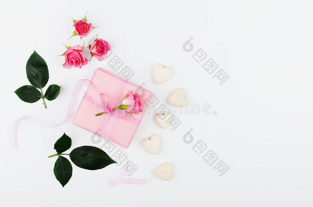礼物或礼物盒，心和粉红色玫瑰花在白色桌面上，平躺风格的贺卡在妇女日。