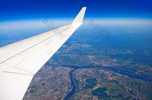 飞机机翼俯瞰城市天蓝云地球之旅