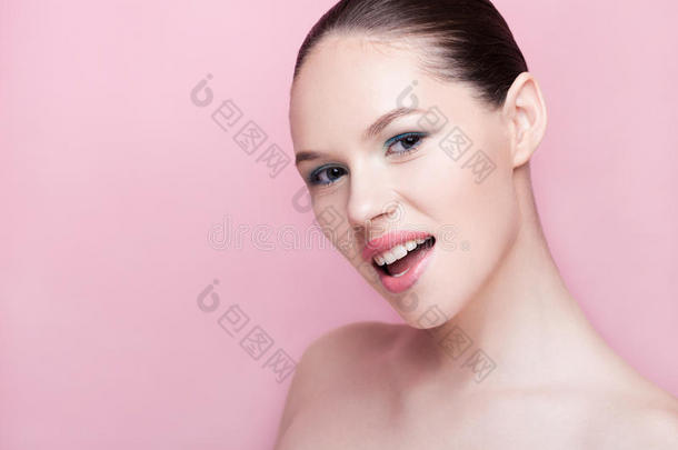 美女自然化妆水疗护肤粉红色