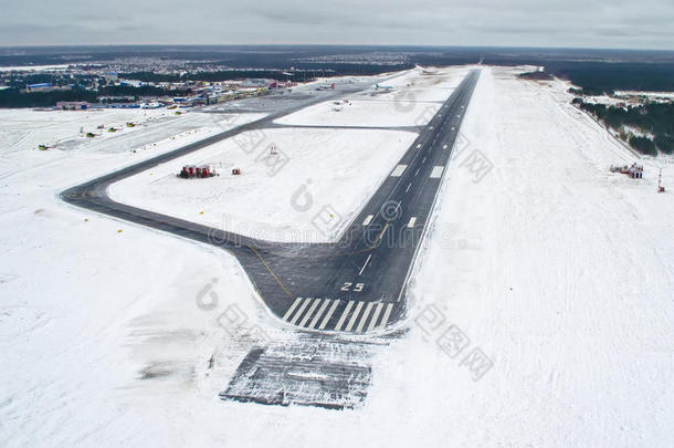 机场跑道起飞飞机飞行旅行天空云雪冬季西伯利亚