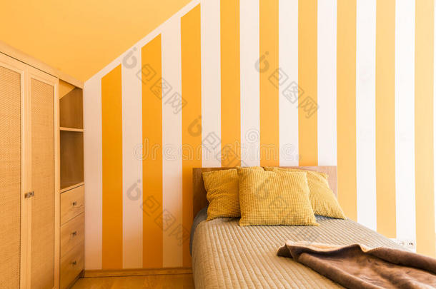 床上有黄色的垫子