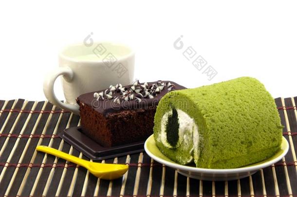 绿茶蛋糕卷和甜布朗尼巧克力蛋糕