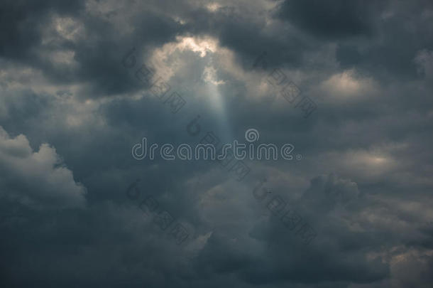 暴风雨天空的美丽景观。