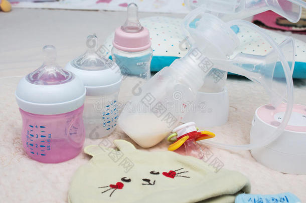婴儿用母乳泵和奶瓶