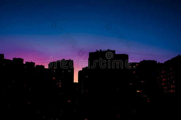 背景蓝粉色建筑高的夜