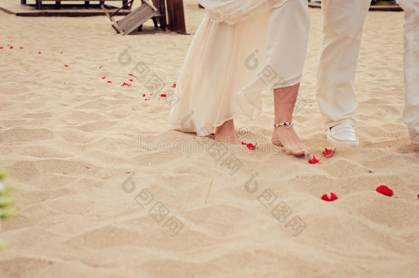 保加利亚海滩婚礼。 新娘和她父亲正在散步