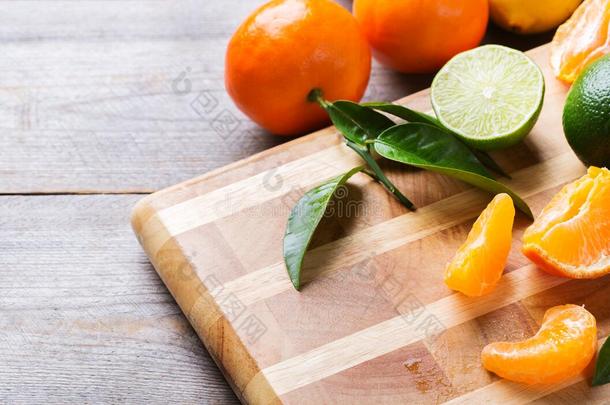 柑橘类水果背景。 橘子，柚子，橘子，石灰，柠檬维生素