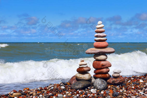 和谐与平衡的概念。 靠近大海的摇滚禅宗。 平衡并使石头紧贴大海