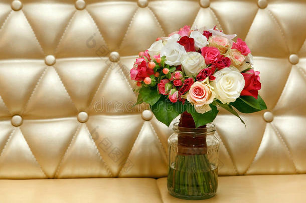 美丽的婚礼花束从白色和红色玫瑰在黄金背景