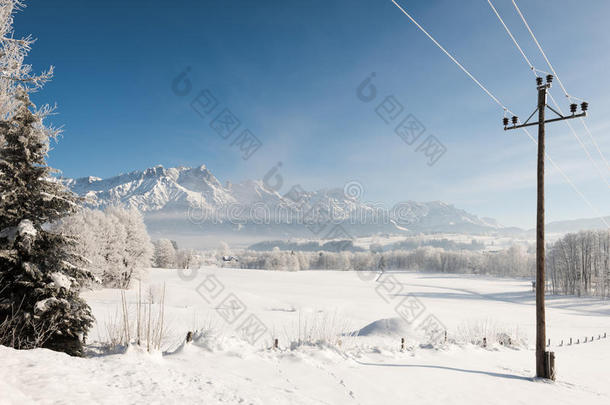 奥地利冬季仙境与山脉，一个动力杆，新鲜的雪和阴霾