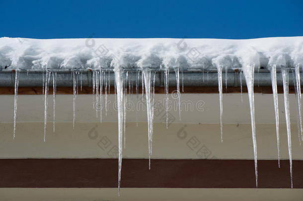 危险的冰柱。 屋顶上的冰雪罚款。
