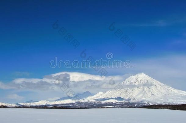 美丽的冬季火山景观