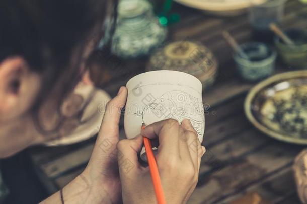 艺术家在陶器中素描绘画图案