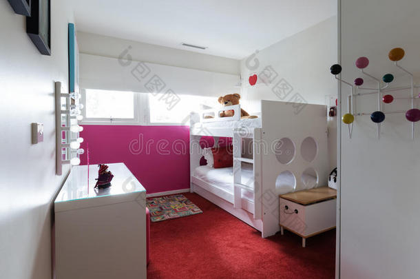时髦的孩子卧室，红色地毯和粉红色的墙壁