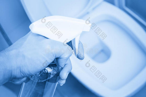 清洁厕所用手拿喷雾清洁卫生理念。