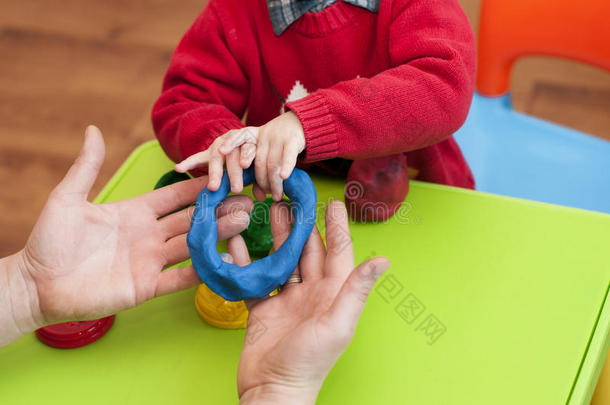 儿童和成人的手模粘土戒指