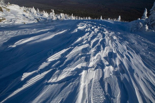 山上的冬季雪景。