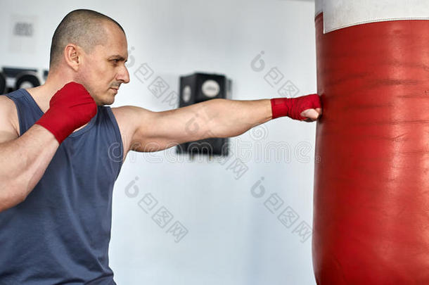 拳击手在健身房训练