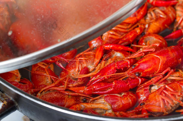 小龙虾在锅里沸水里