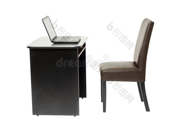 办公桌和椅子带笔记本电脑