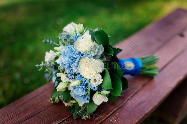 蓝色和白色鲜花婚礼花束