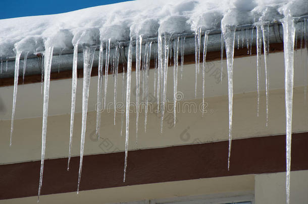 危险的冰柱。 屋顶上的冰雪<strong>罚款</strong>。