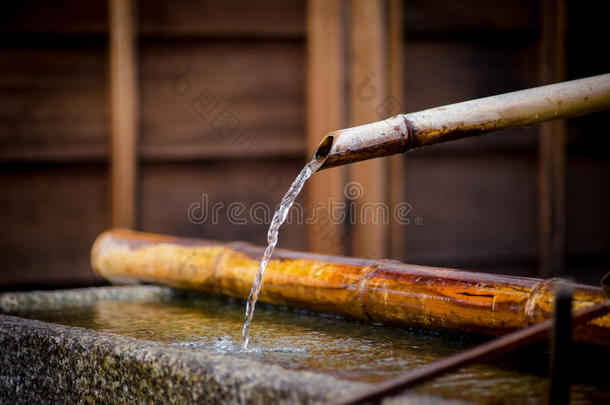 在日本寺庙的石盆里用<strong>竹管</strong>冲洗干净的自然水