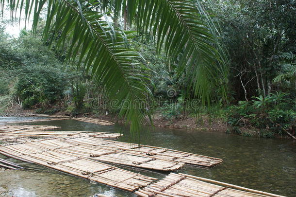 泰国河上的<strong>竹筏</strong>，