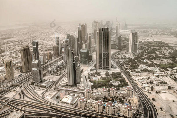 迪拜，阿联酋-2013年6月2日：从世界上最高的塔，迪拜哈利法塔-迪拜沙漠尘埃下的迪拜