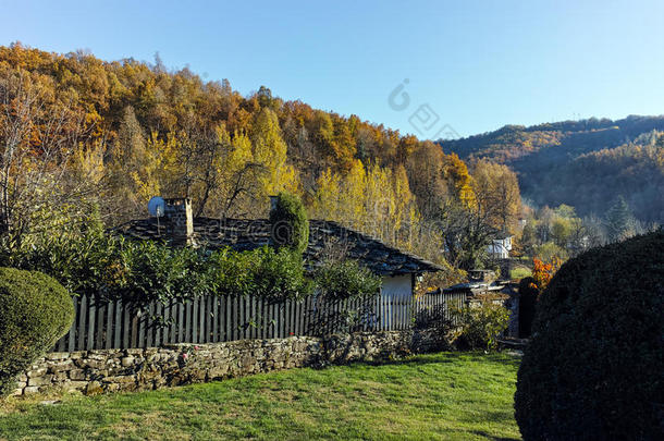 保加利亚布尔津西村建筑和<strong>历史保护区</strong>秋景