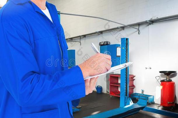 机械师在剪贴板上写字