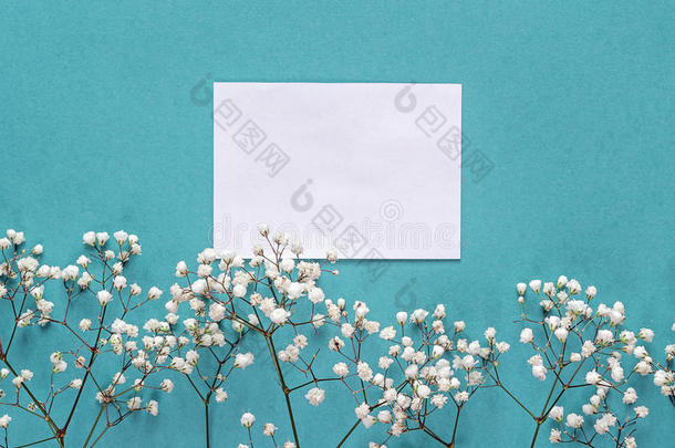 空白纸卡，蓝色背景上有白色<strong>小</strong>花