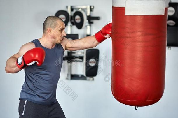 拳击手在健身房训练