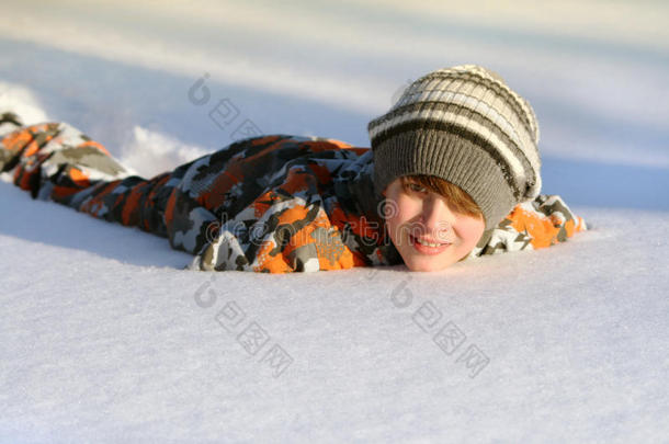 躺在雪地里的男孩