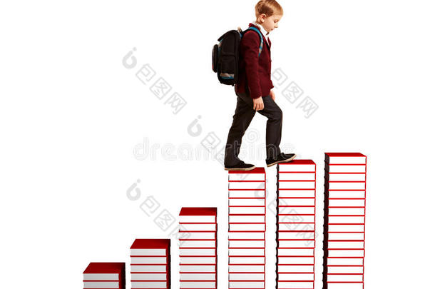 男孩爬上书的楼梯