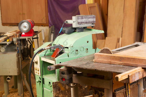 木桌上有锯末的<strong>木匠</strong>工具。 圆锯。 <strong>木匠工作</strong>场所的顶部视图