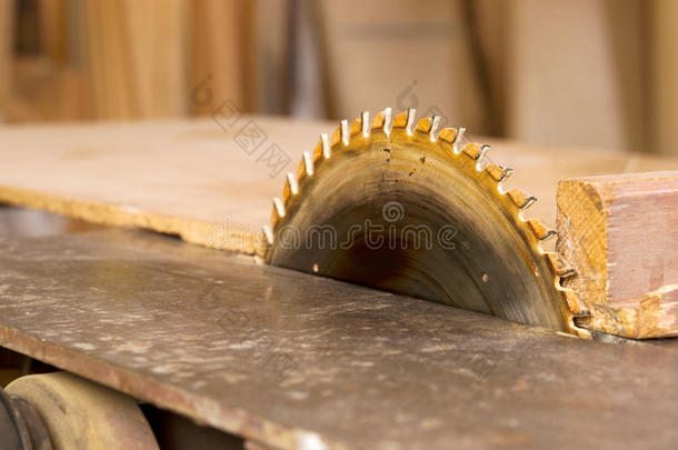 木桌上有锯末的<strong>木匠</strong>工具。 圆锯。 <strong>木匠工作</strong>场所的顶部视图