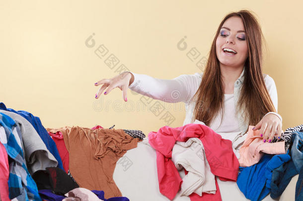 在…之间床混乱打扫衣服