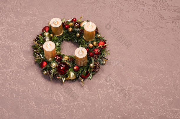 新鲜手工制作的圣诞花环装饰着红色和金色的圣诞装饰品，冷杉和核桃与金色蜡烛