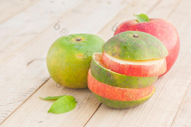 木制桌子上<strong>新鲜</strong>成熟的<strong>红苹果</strong>和绿色橙色。