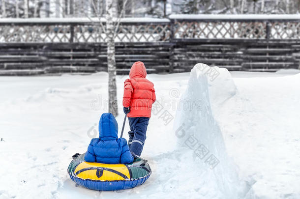 暴风雪小孩<strong>童年</strong>儿童寒冷的