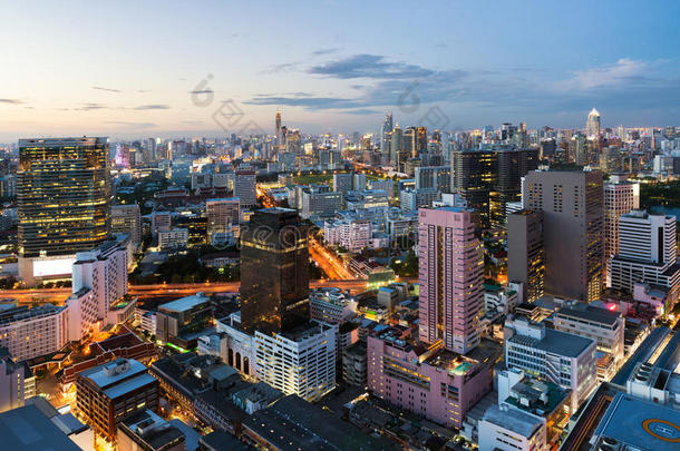 曼谷夜景与摩天大楼在曼谷商业区泰国。