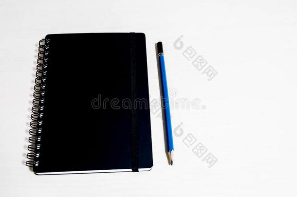 蓝色铅笔的黑色书。