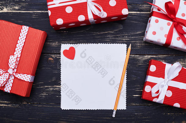 空白白纸，用于复制空间，用铅笔和小红心包围礼品盒