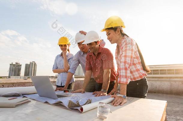 四名建筑工程师在施工现场工作，建筑工程概念