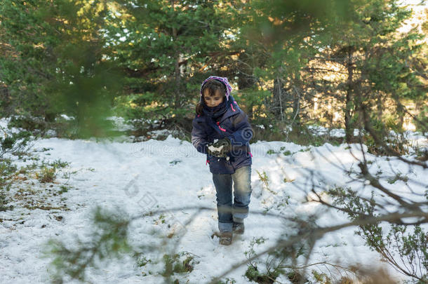 女孩在白雪覆盖的山坡上玩耍