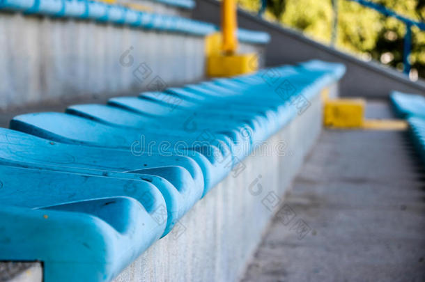 论坛报的蓝色旧长凳座位